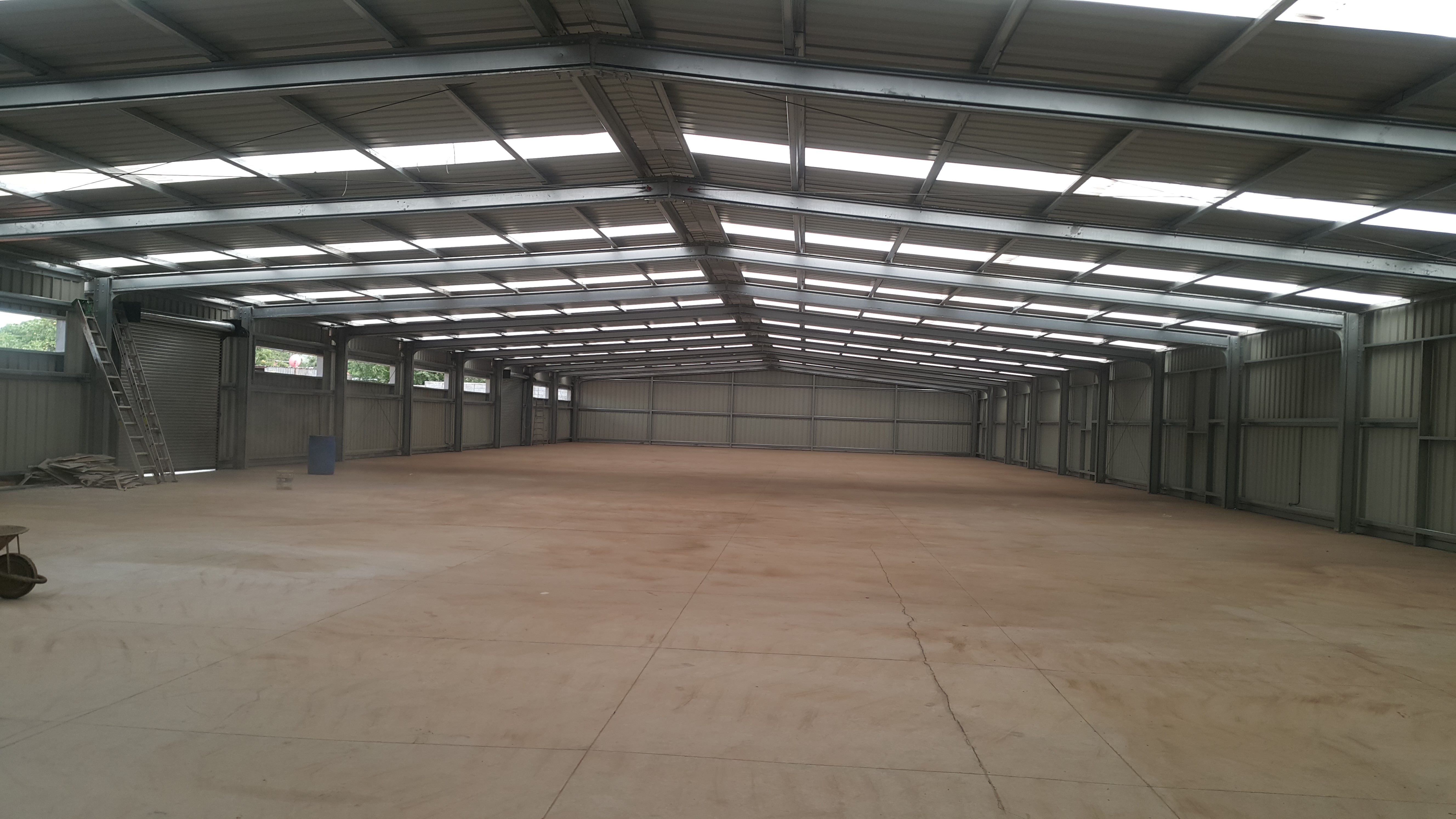 Centro comercial con estructura metálica