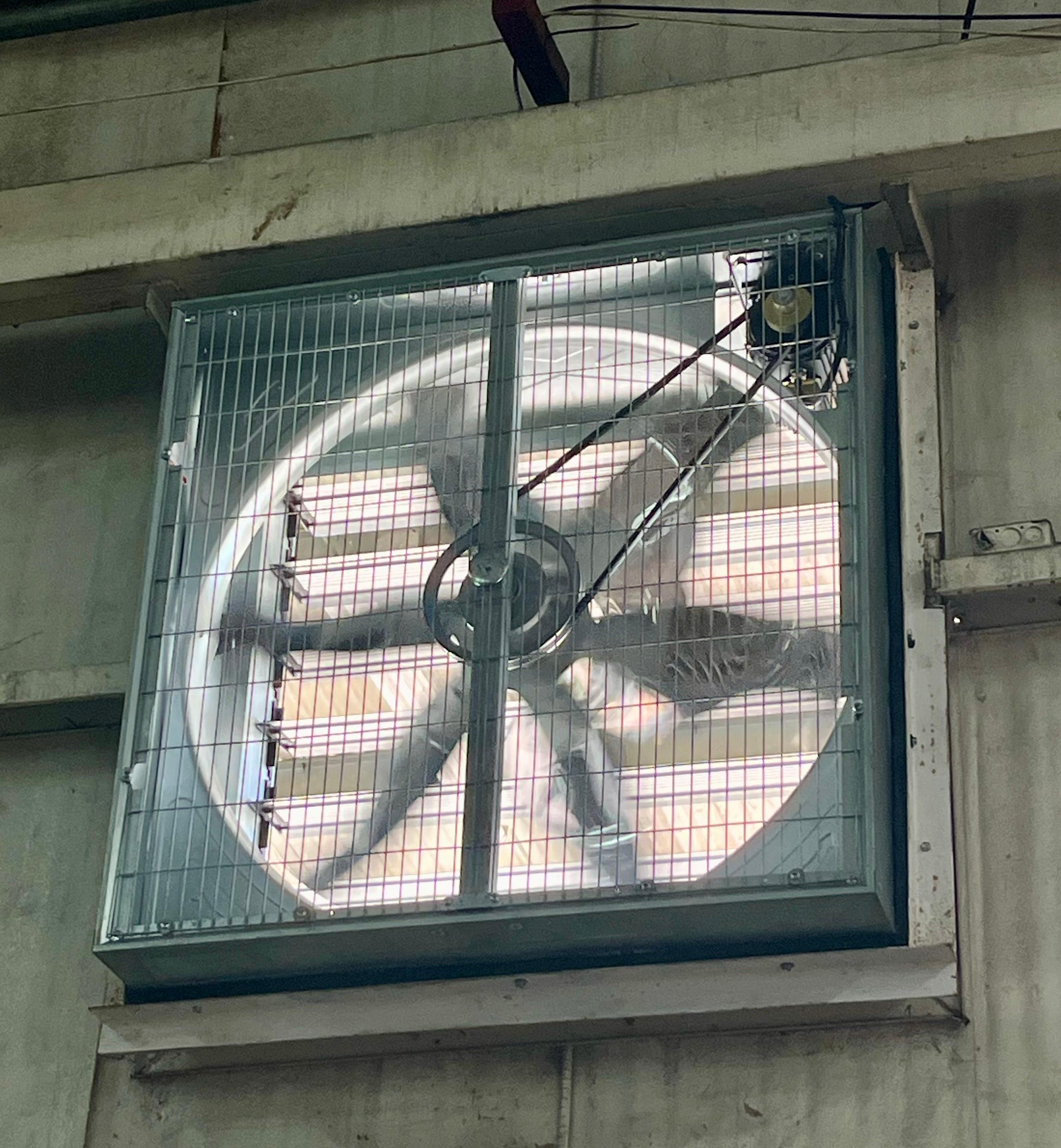 Interior de una fábrica con ventilación industrial