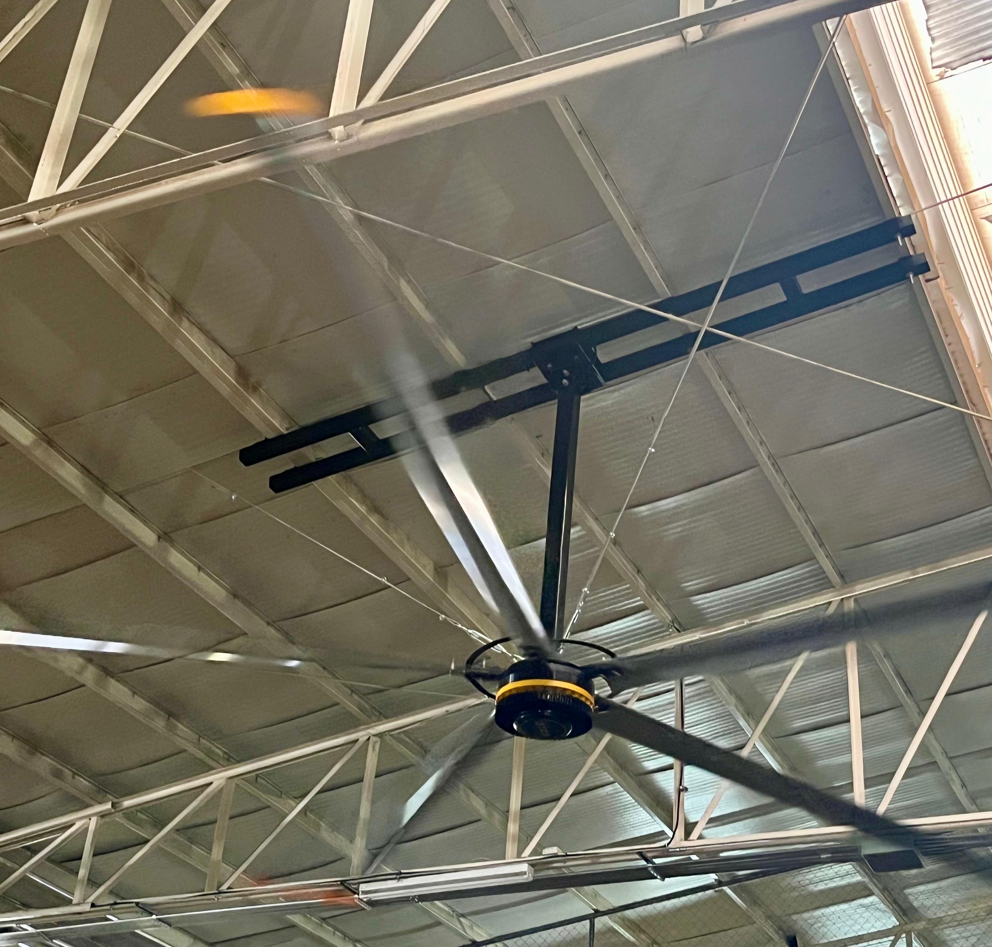 Almacén grande y limpio con sistema de ventilación